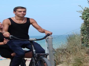 couple vélo en vacances camping avec piscine en bord de mer le point du jour promotion camping