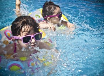 enfants dans camping avec piscine chauffée et couverte en bord de mer à Ouistreham en Normandie