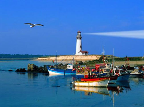Phare et bateaux sur le littoral breton