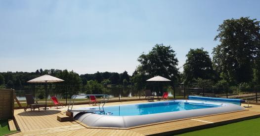 piscine chauffée avec vue sur le lac Aquarev