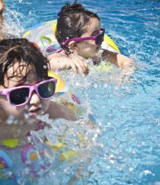 enfants dans camping avec piscine chauffée et couverte en bord de mer à Ouistreham en Normandie