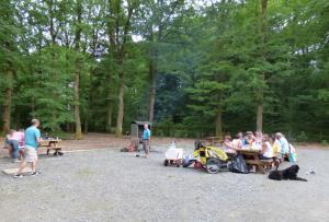 Camping et barbecue sur l'aire de pique-nique