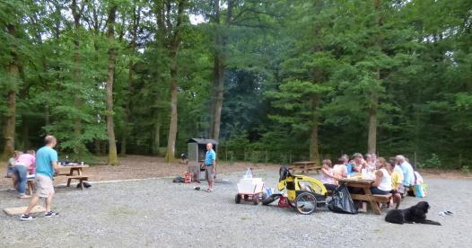 Camping et barbecue sur l'aire de pique-nique