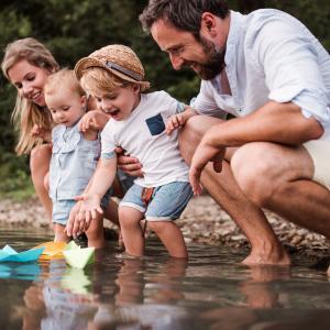 famille en camping au bord de l'eau