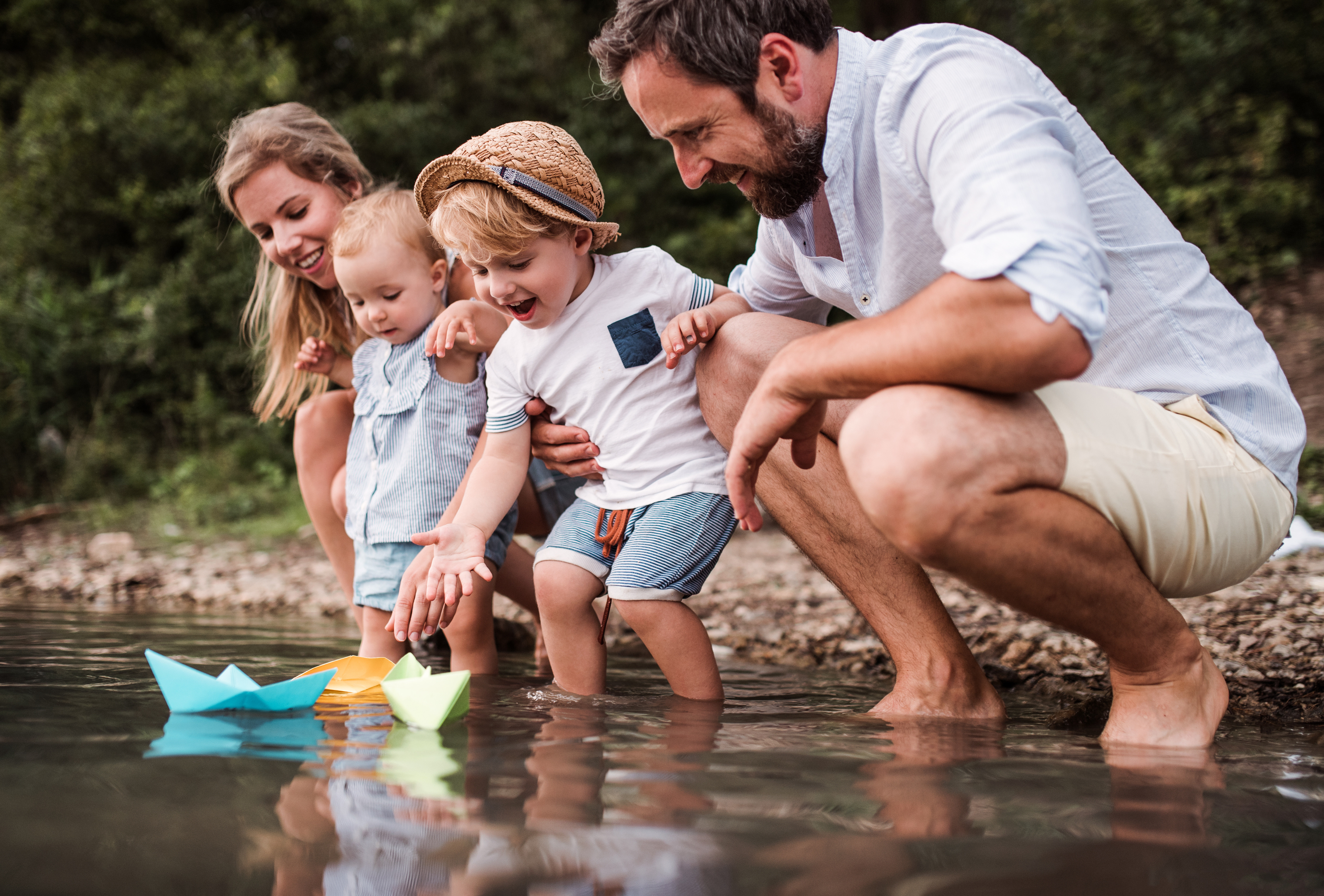 famille en camping au bord de l'eau