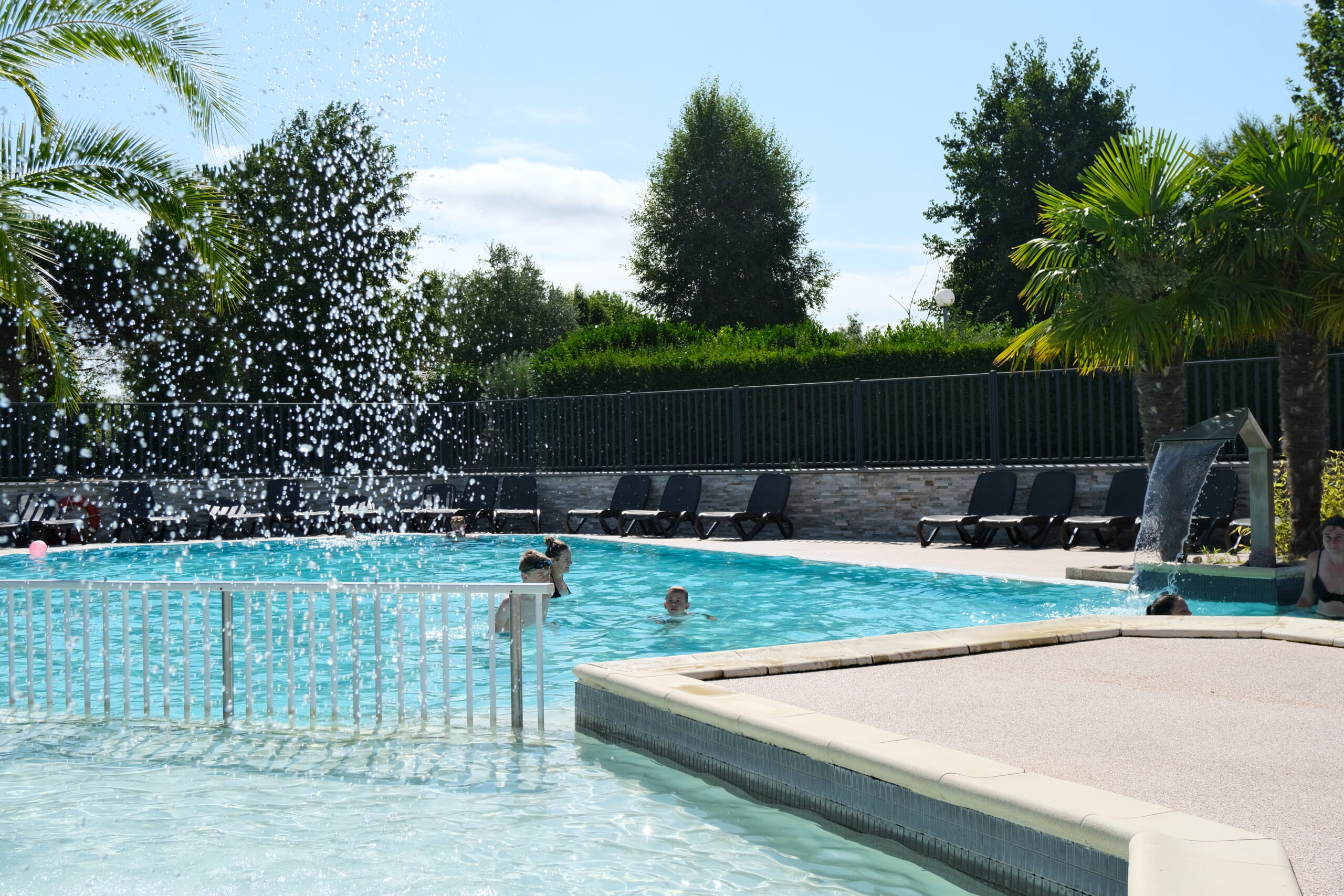 Camping Seasonova Haliotis dans un environnement naturel