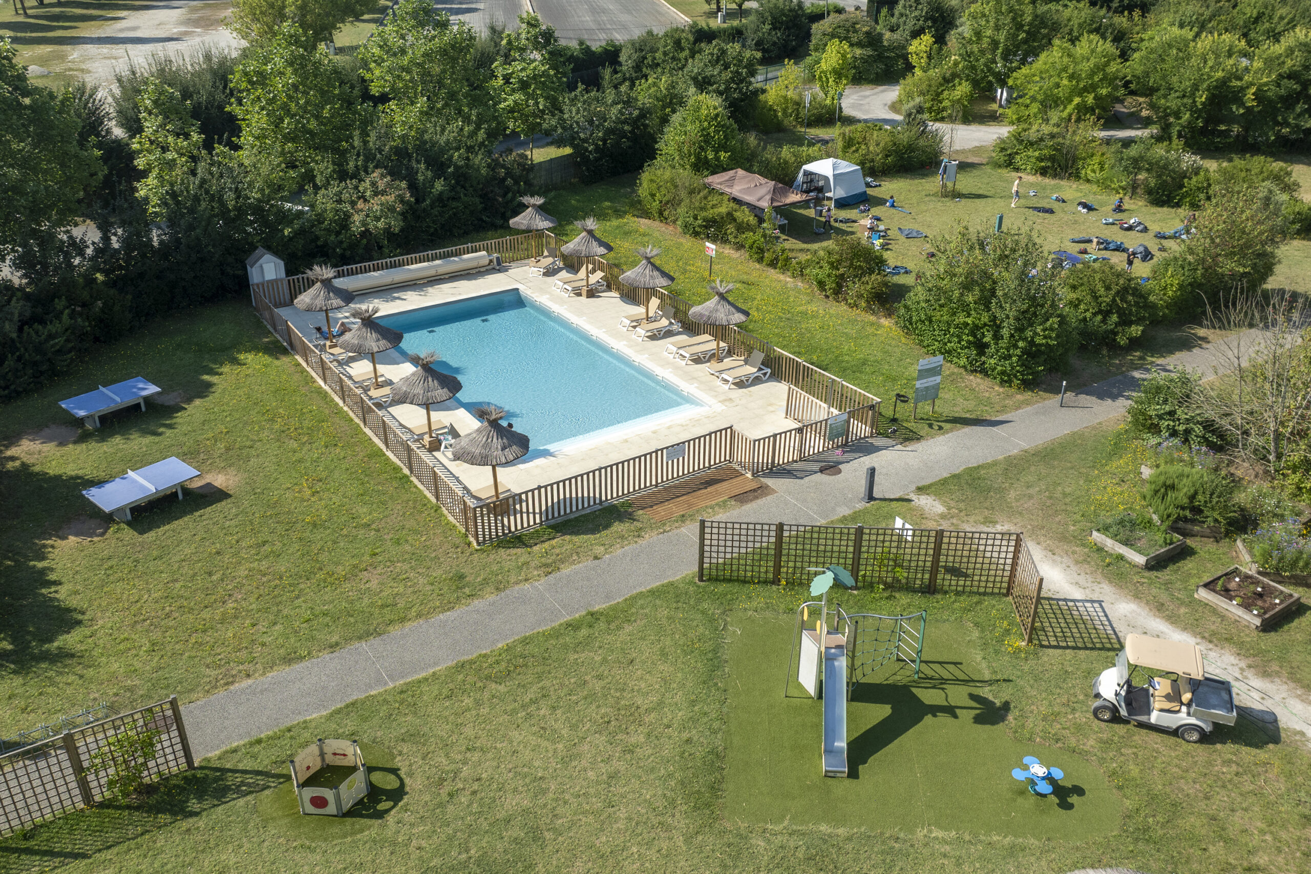 Vue aerienne du camping Angouleme avec piscine et aire de jeux