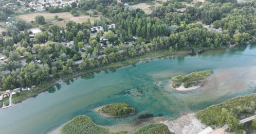 vue aérienne rivière et caming