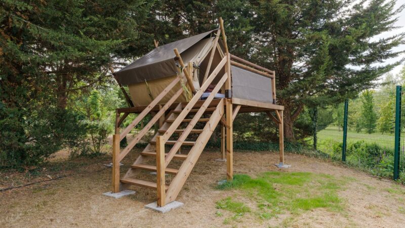 Bivouac sur pilotis au camping Seasonova Le Chêne